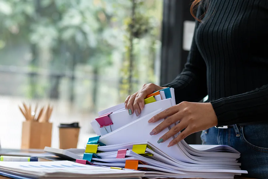 Personne faisant des recherches dans des documents administratifs