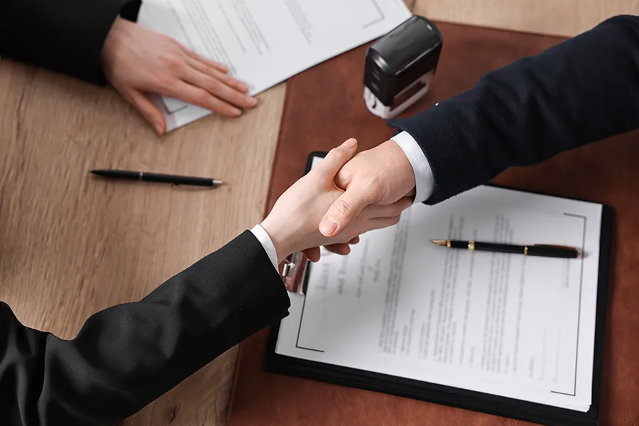 Poignée de main au dessus d'un contrat administratif